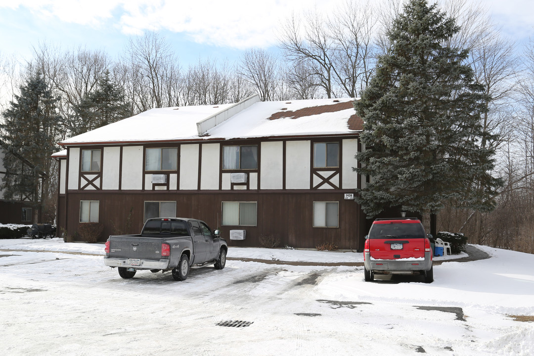 Creekwood Apartments in Farmington, NY - Foto de edificio