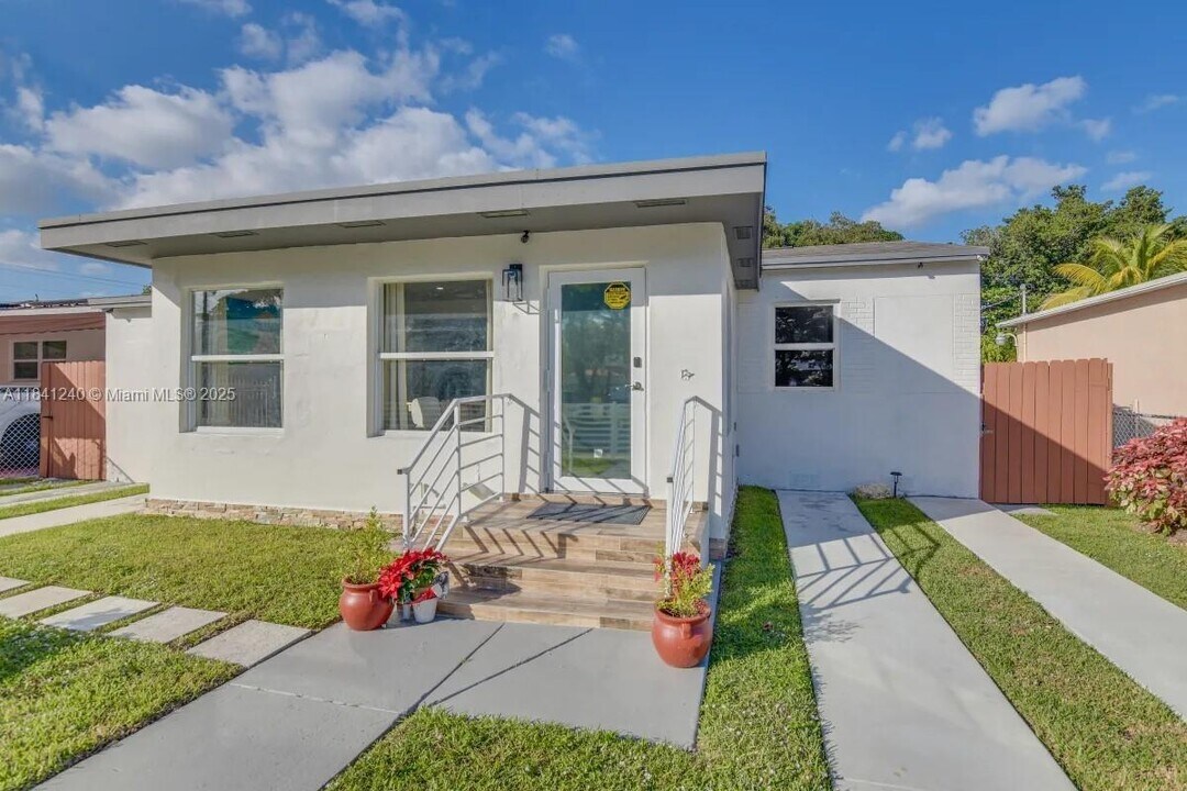19 NE 115th St in Miami, FL - Building Photo