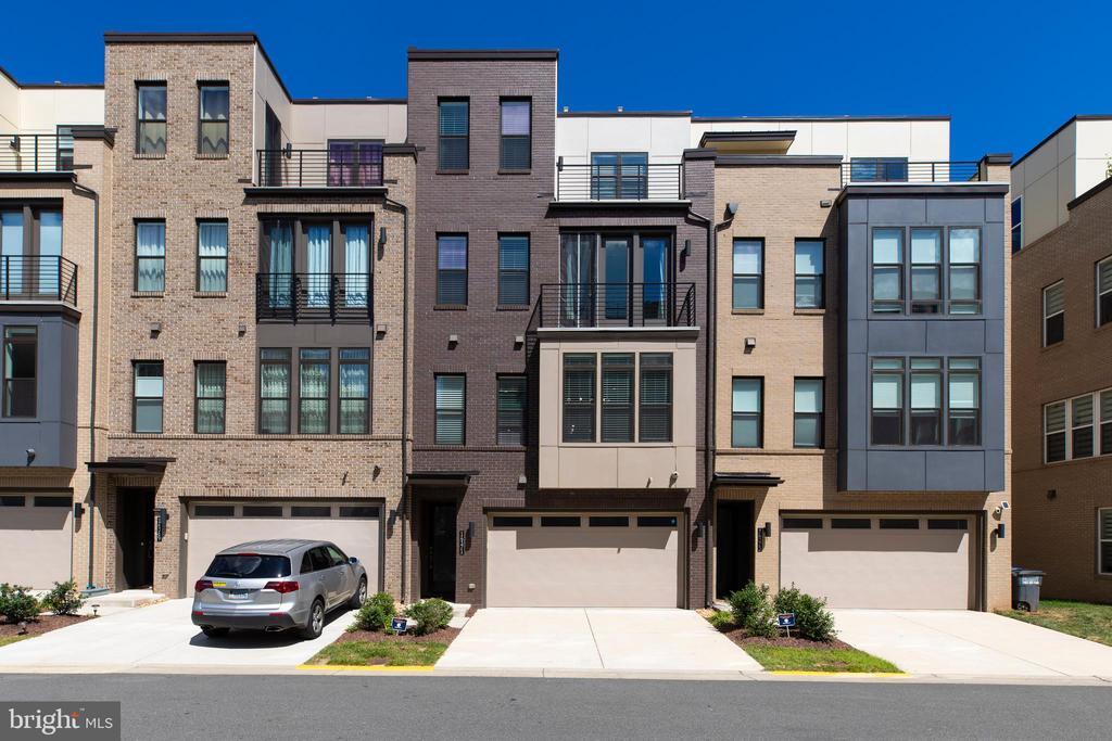 14371 Beckett Glen Cir in Chantilly, VA - Building Photo