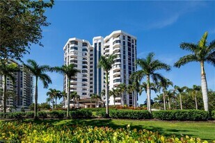 6075 Pelican Bay Blvd, Unit 102 in Naples, FL - Building Photo