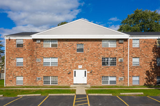 Washington Arms Apartments in Monroe, MI - Building Photo - Building Photo