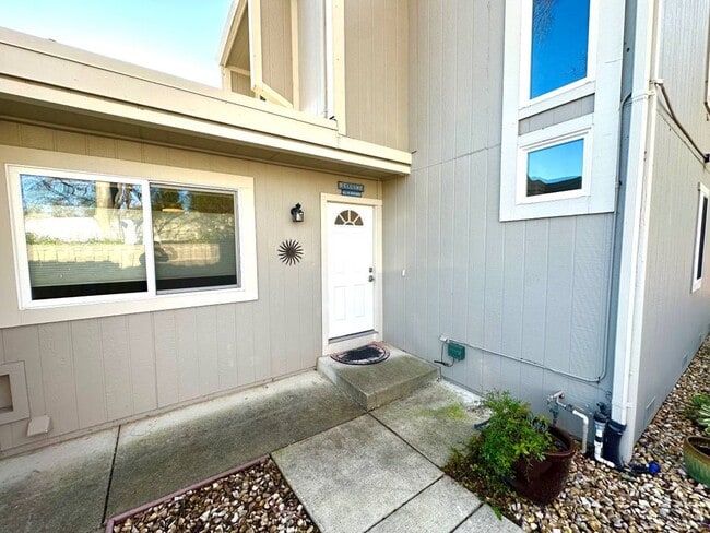 6502 Oak Manor Plaza in Martinez, CA - Building Photo - Building Photo