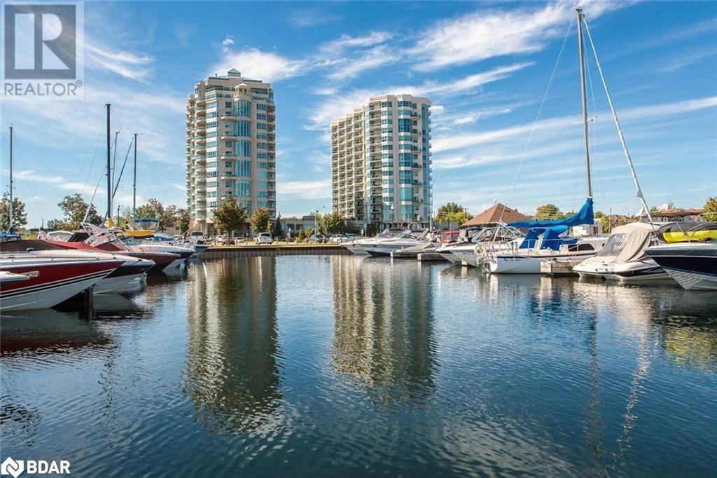 2 Toronto St in Barrie, ON - Building Photo