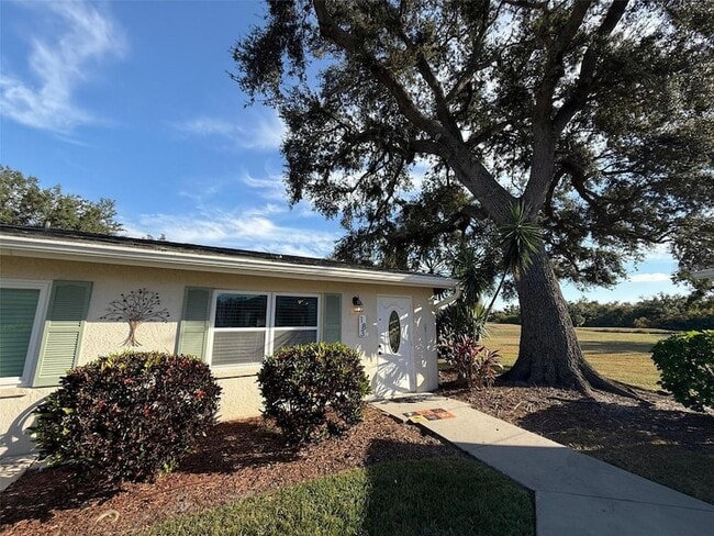 2202 Clubhouse Dr in Sun City Center, FL - Building Photo - Building Photo