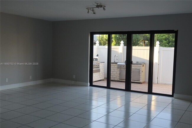 7901 Northwest 33rd Street in Hollywood, FL - Building Photo - Building Photo