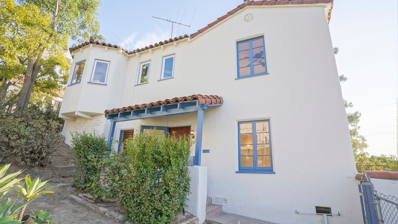1560 Cerro Gordo St in Los Angeles, CA - Building Photo