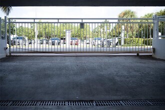7832 Collins Ave in Miami Beach, FL - Building Photo - Building Photo