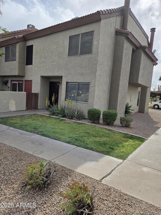 2040 S Longmore in Mesa, AZ - Foto de edificio