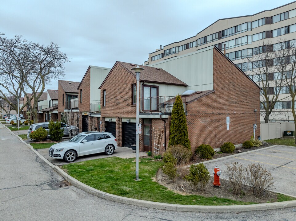 1021 Cedarglen Gate in Mississauga, ON - Building Photo