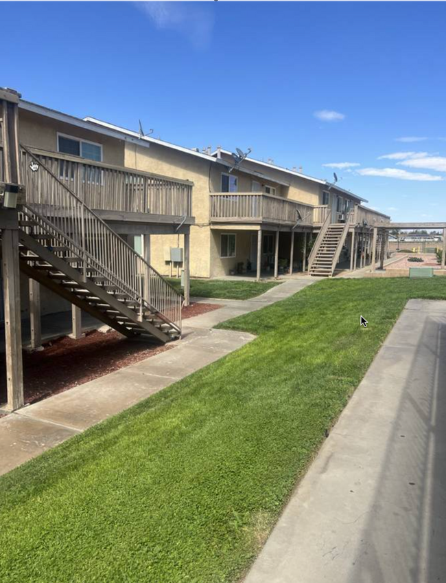 18498 Montezuma St in Adelanto, CA - Building Photo - Building Photo