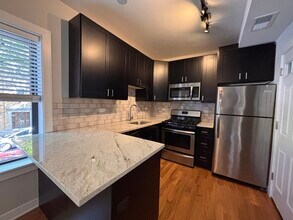 2203 W Eastwood Ave in Chicago, IL - Foto de edificio - Building Photo