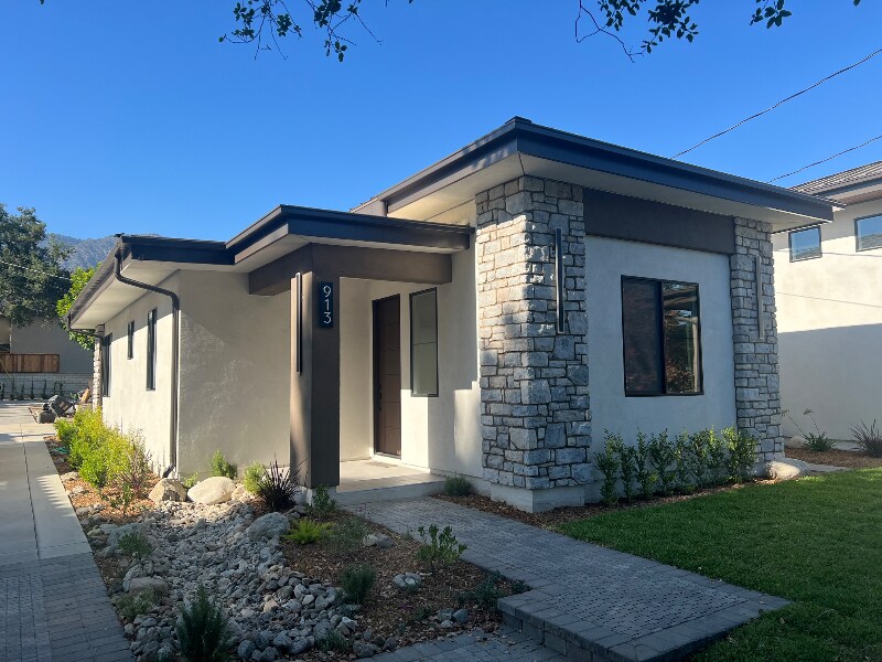 913 Wildrose Ave in Monrovia, CA - Building Photo