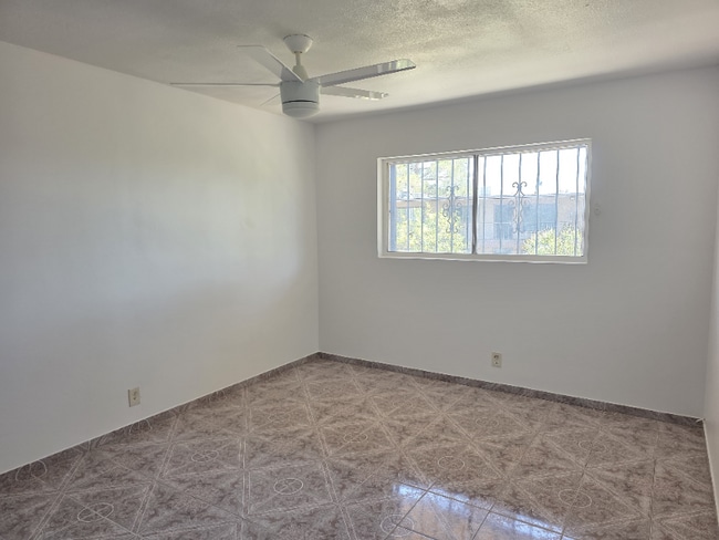 575 S Royal Crest Cir in Las Vegas, NV - Foto de edificio - Building Photo