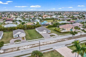 1903 Cape Coral Pky W in Cape Coral, FL - Foto de edificio - Building Photo