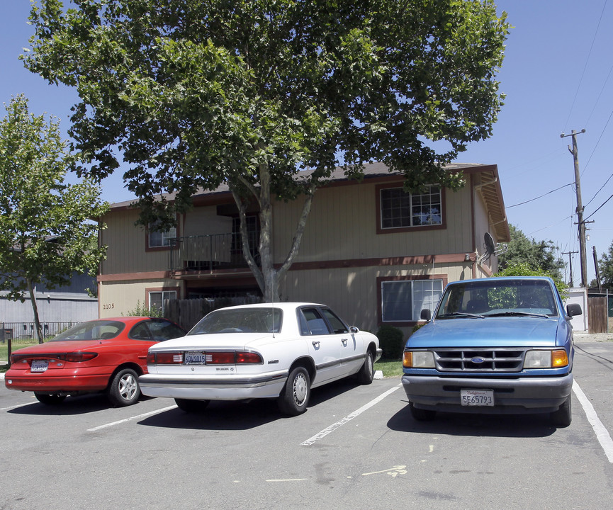 2105 Hickory Way in West Sacramento, CA - Building Photo