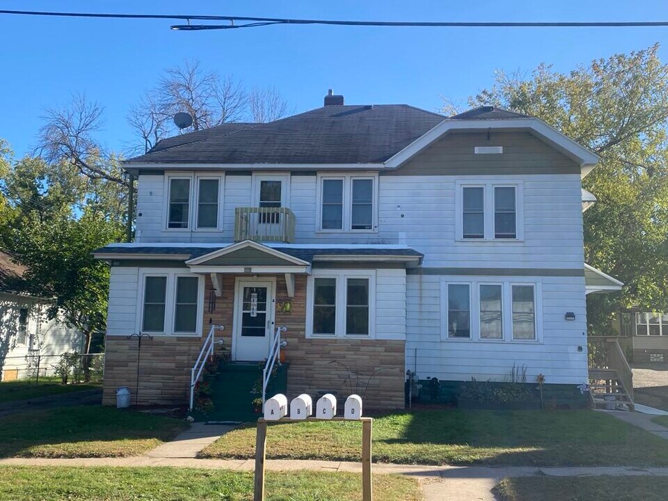 215 Maple St, Unit Apt B - 215 Maple Street in Eau Claire, WI - Building Photo