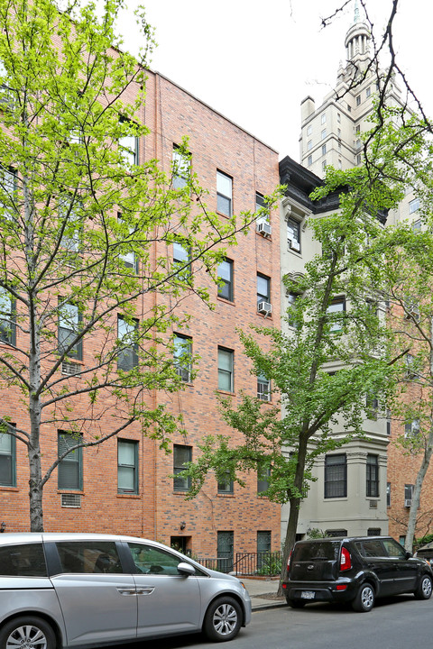 23 W 74th St in New York, NY - Building Photo