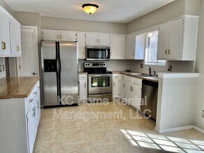 2600 NW Castle Dr in Blue Springs, MO - Building Photo - Building Photo