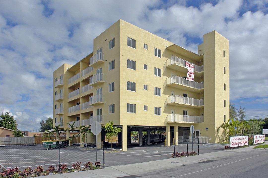 2401-2409 NW 23rd St in Miami, FL - Building Photo