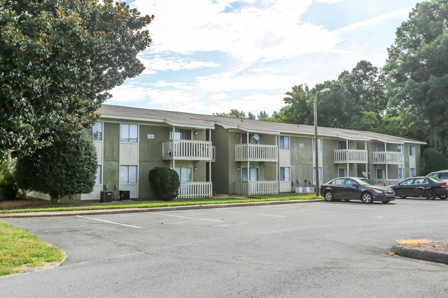 Meadowbrook Apartments in Charlotte, NC - Foto de edificio - Building Photo