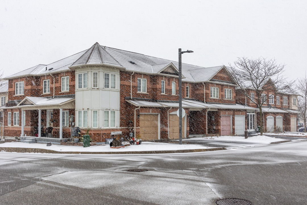 Stratford Park in Toronto, ON - Building Photo