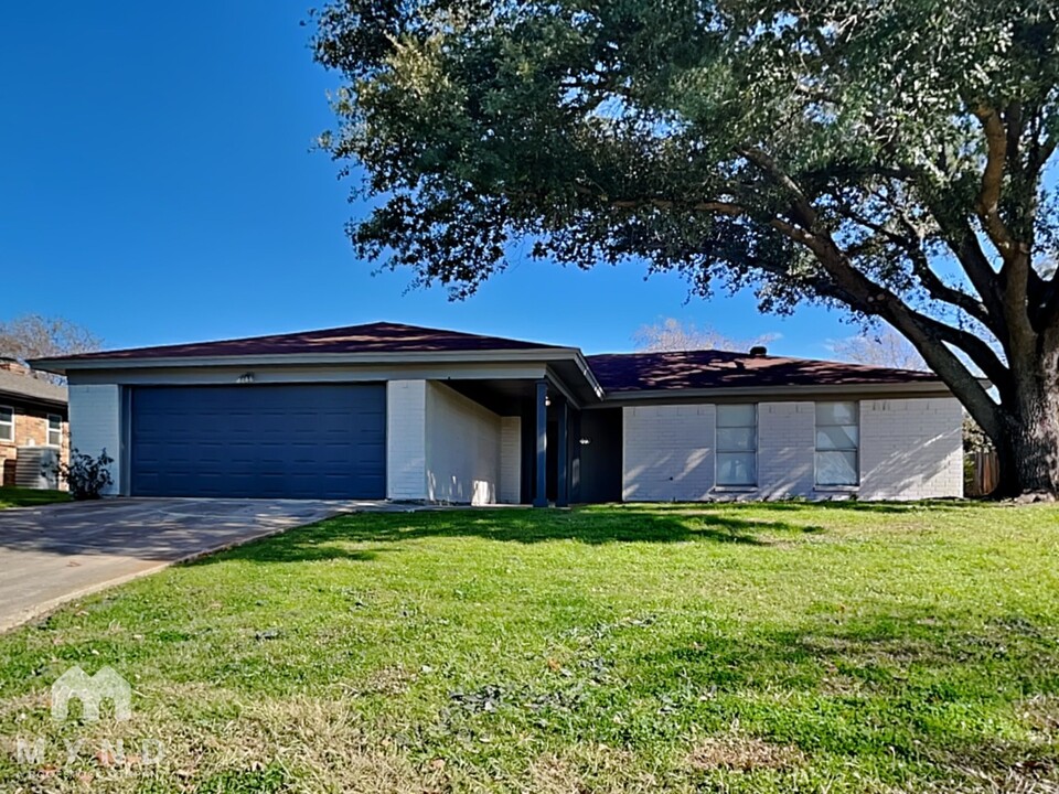 7309 Fredricksburg Dr in Forest Hill, TX - Building Photo