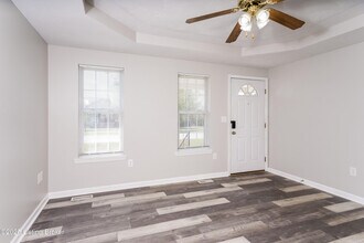 246 Beech Cliff Cir in Shepherdsville, KY - Foto de edificio - Building Photo