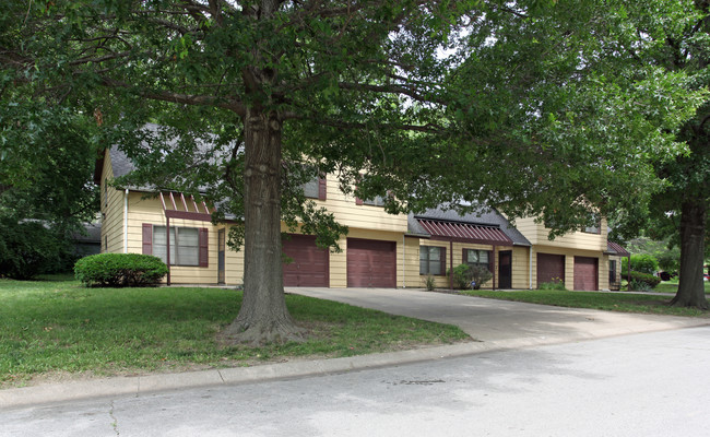 Locust Wood Townhomes in Kansas City, MO - Building Photo - Building Photo