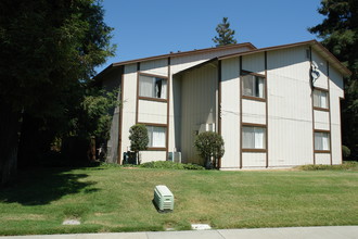 Meadowood Village Apartments in Dixon, CA - Building Photo - Building Photo