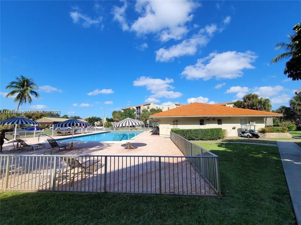 1820 N Lauderdale Ave in North Lauderdale, FL - Building Photo