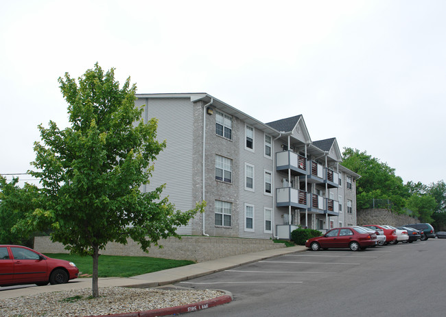 927 Emery Rd in Lawrence, KS - Foto de edificio - Building Photo