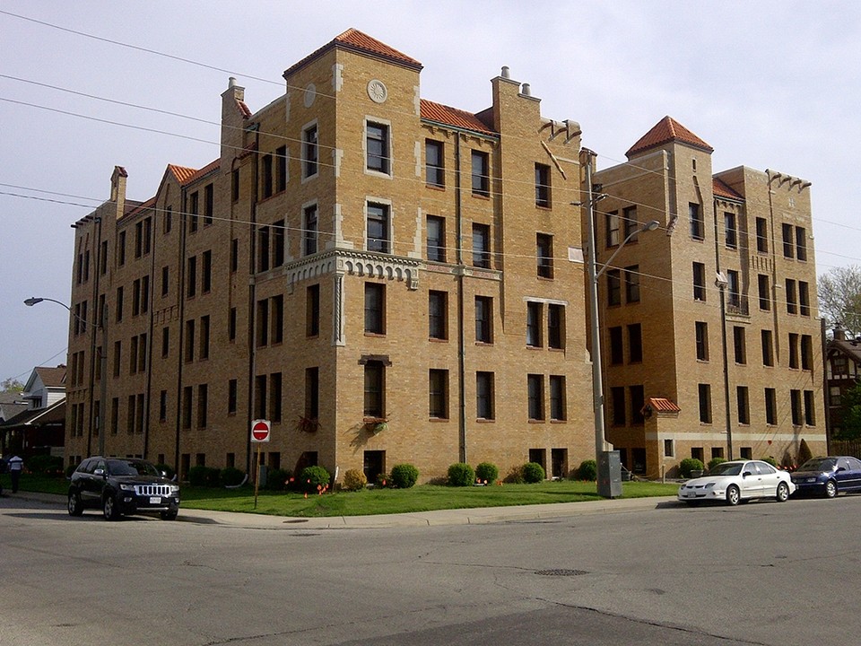 Granada Apartments in Windsor, ON - Building Photo