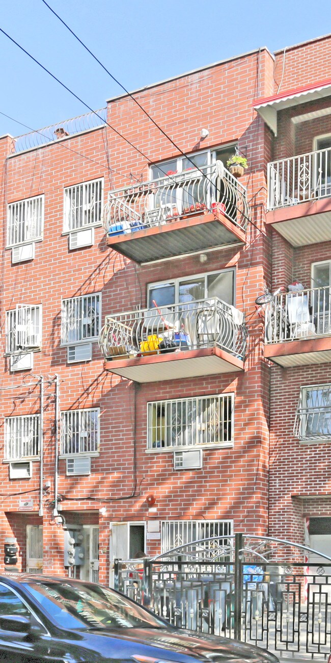 10429 37th Rd in Corona, NY - Foto de edificio - Building Photo