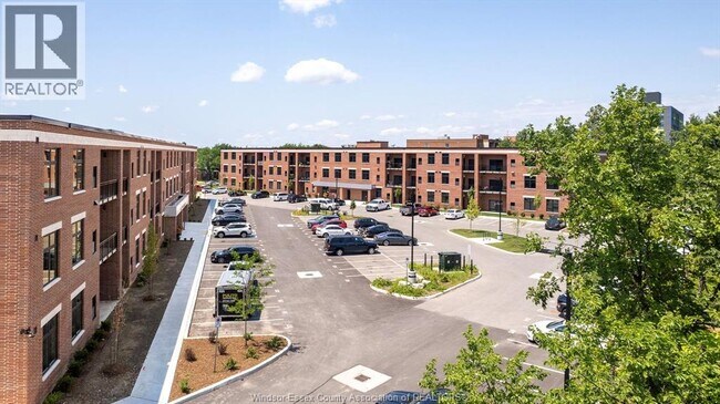 3180 Meadowbrook Ln in Windsor, ON - Building Photo - Building Photo