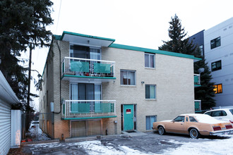 1739 26 St in Calgary, AB - Building Photo - Building Photo