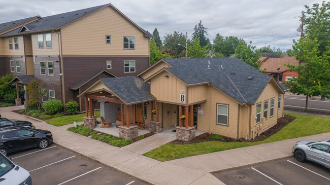 Riverbend Apartments in Albany, OR - Building Photo - Building Photo