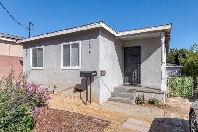 1734 Eudora Ave in Wilmington, CA - Foto de edificio - Building Photo