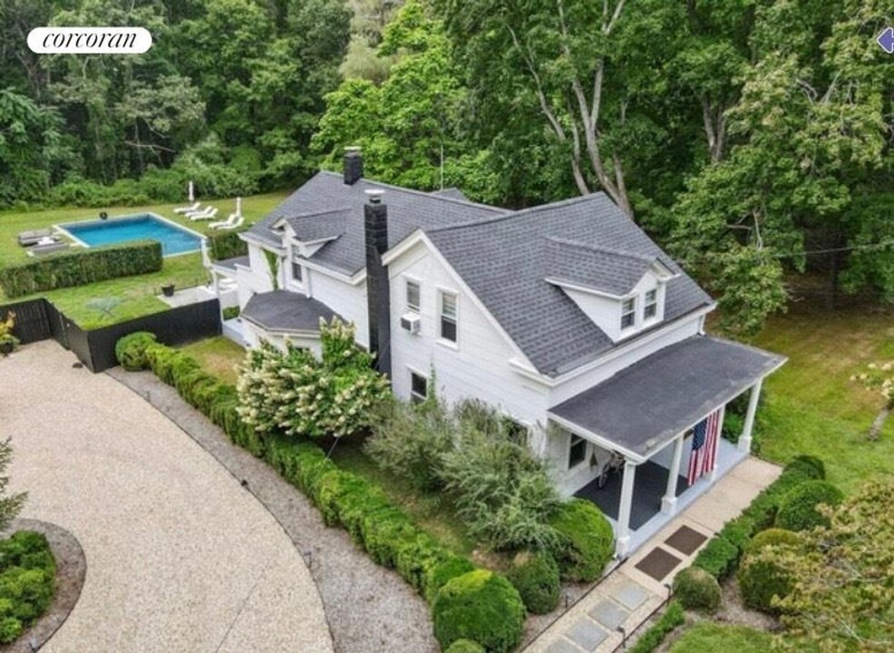 70 S Ferry Rd in Shelter Island, NY - Building Photo