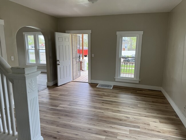 327 Stanley St in Rockford, IL - Building Photo - Building Photo