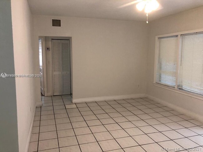 1791 Marseille Dr in Miami Beach, FL - Foto de edificio - Building Photo