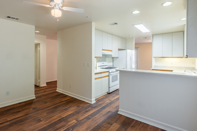 San Onofre 1 in San Clemente, CA - Building Photo - Interior Photo