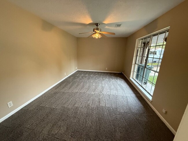 107 State Hwy 75 N in Huntsville, TX - Foto de edificio - Building Photo