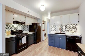 2004 Colts Neck Rd, Unit 11B in Reston, VA - Building Photo - Building Photo