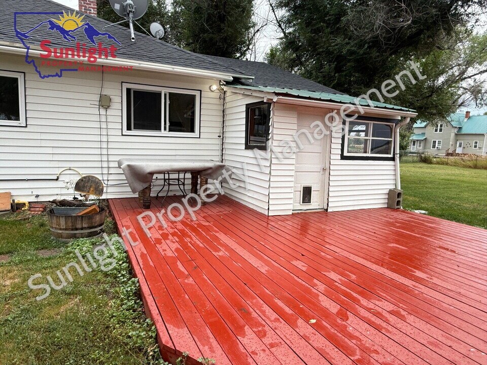 17 Box St in Lavina, MT - Building Photo