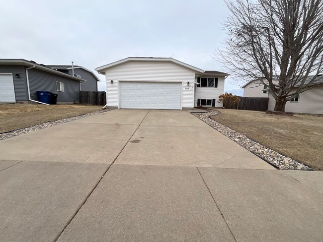 4604 W Oregon St in Sioux Falls, SD - Building Photo - Building Photo