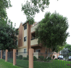 Suncrest Apartments in San Diego, CA - Building Photo - Building Photo