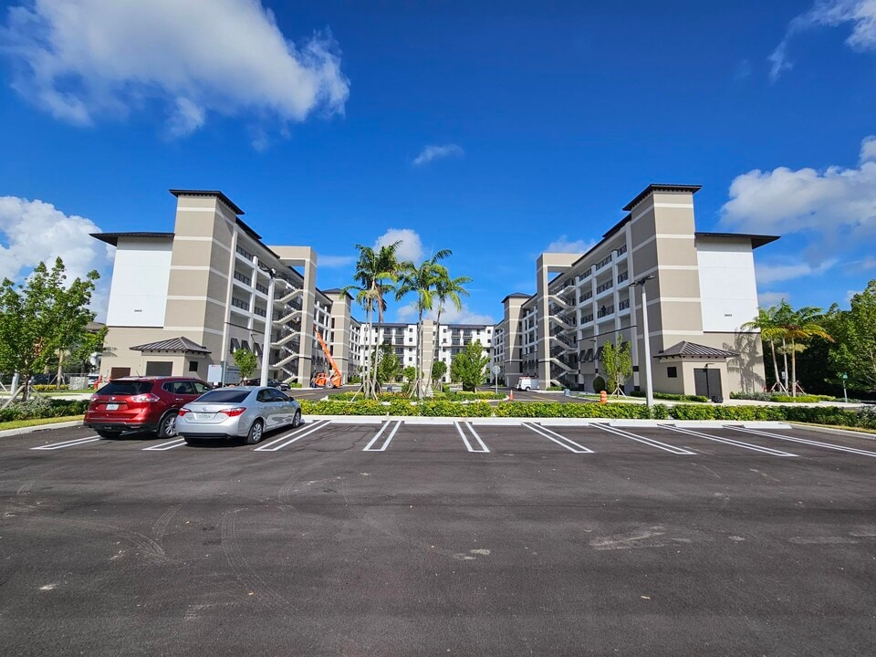 Harbour Springs in Naranja, FL - Foto de edificio