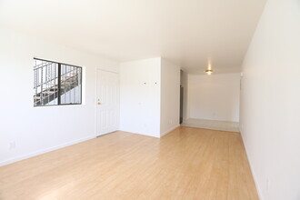 980 White Knoll Dr in Los Angeles, CA - Building Photo - Interior Photo