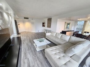 3500 Mystic Pointe Dr in Aventura, FL - Building Photo - Building Photo