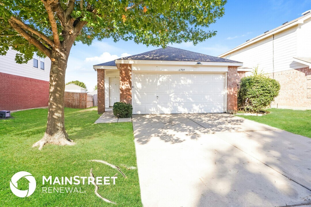 6709 Waterhill Ln in Fort Worth, TX - Foto de edificio